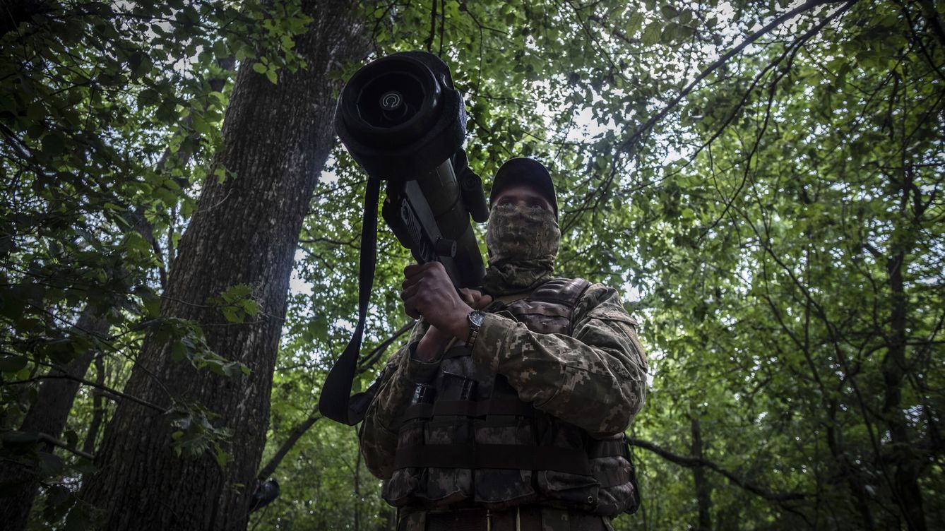 Foto: Militar ucraniano cerca de la línea del frente en Járkov. (EFE/María Senovilla)