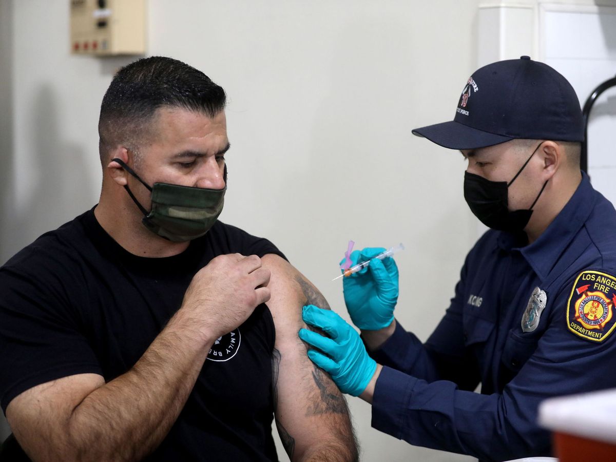 Foto: Vacunación de bombernos en Los Ángeles. (EFE)
