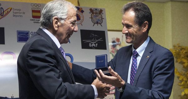 Foto: Fernando Climent (derecha) entrega una insignia. (Federemo) 