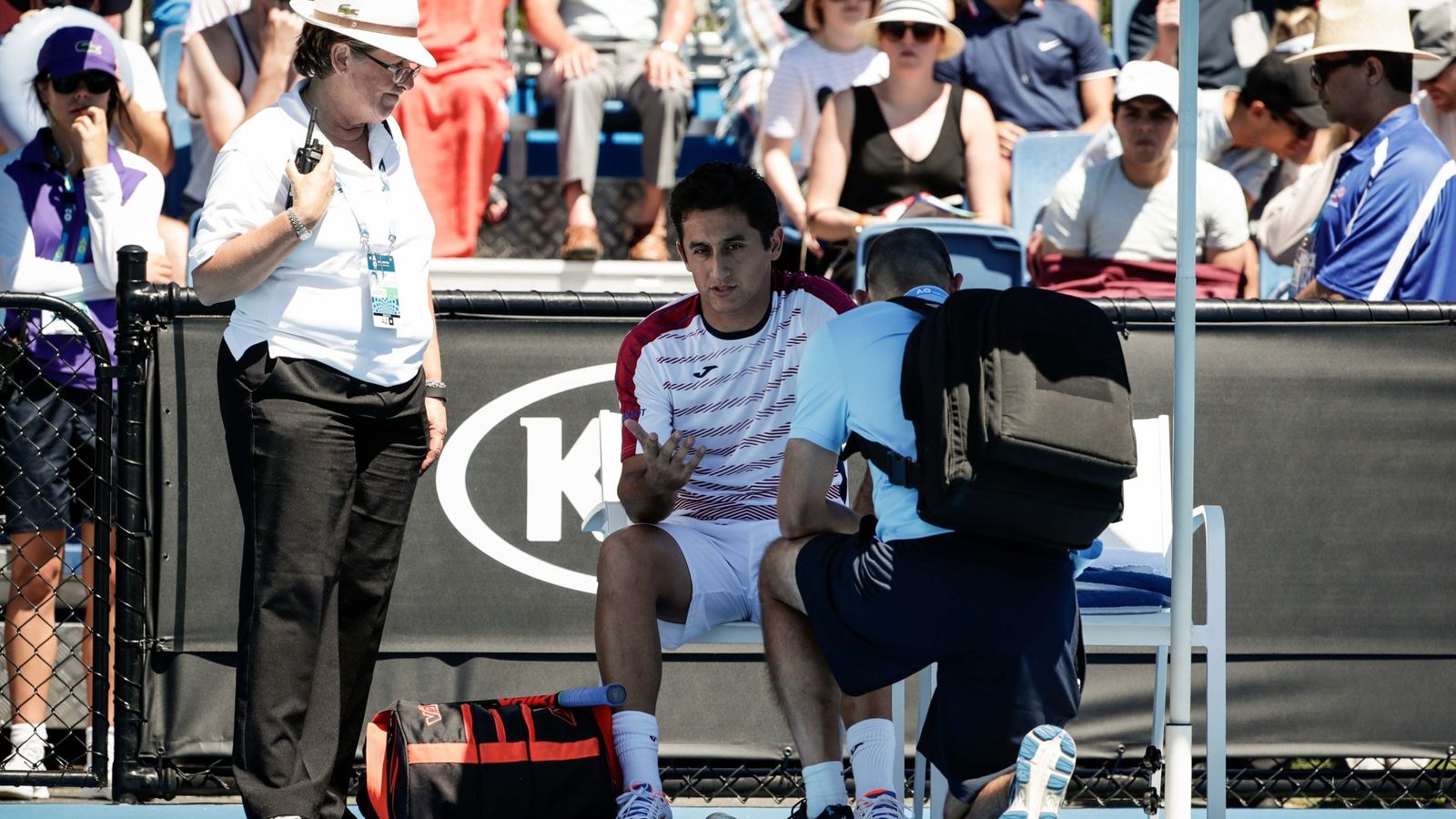 Foto: Nicolás Almagro siendo atendido en el Open de Australia.