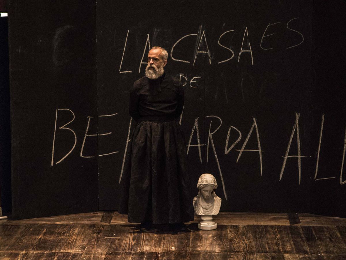 Foto: Guillermo Weickert en 'Esto no es la casa de Bernarda Alba', dirigida por Carlota Ferrer. Teatros del Canal, 2017. (Ilde Sandrin)
