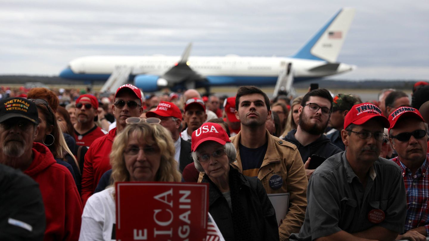 El Air Force One detrás de seguidores del presidente Trump en Macon, Georgia. (Reuters)