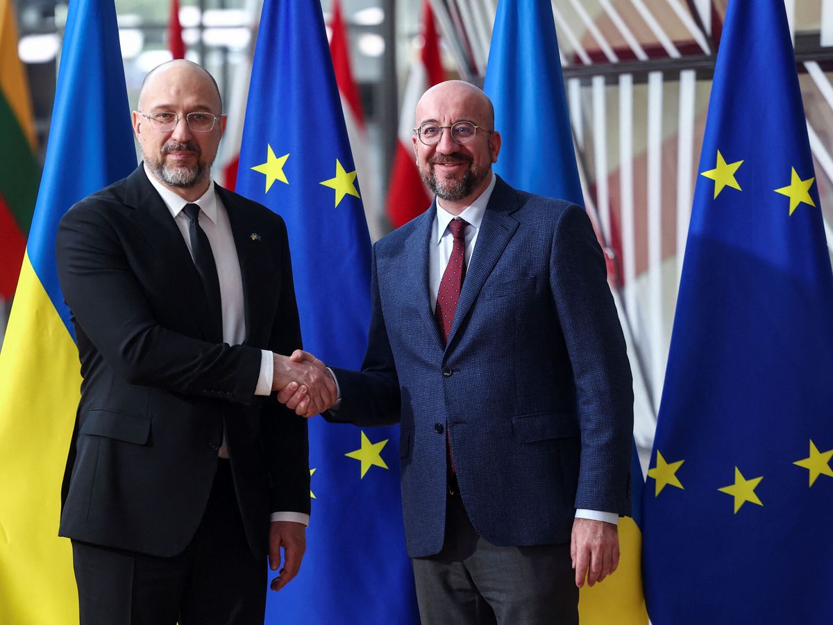 Foto: Charles Michel (presidente del Consejo Europeo) y Denys Shmyhal (primer ministro ucraniano). (Reuters/Yves Herman)