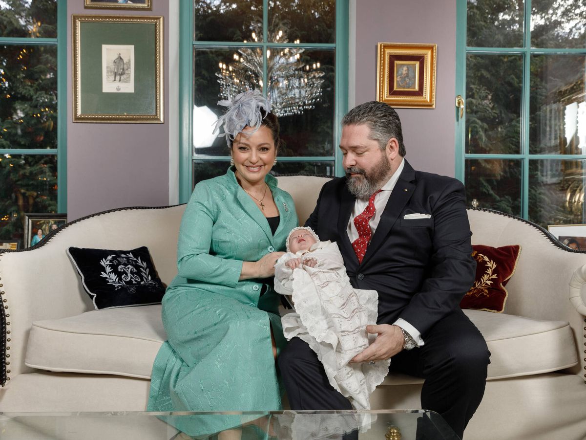 Foto: El gran duque Jorge de Rusia y Rebecca Bettarini, con su hijo. (Cortesía)