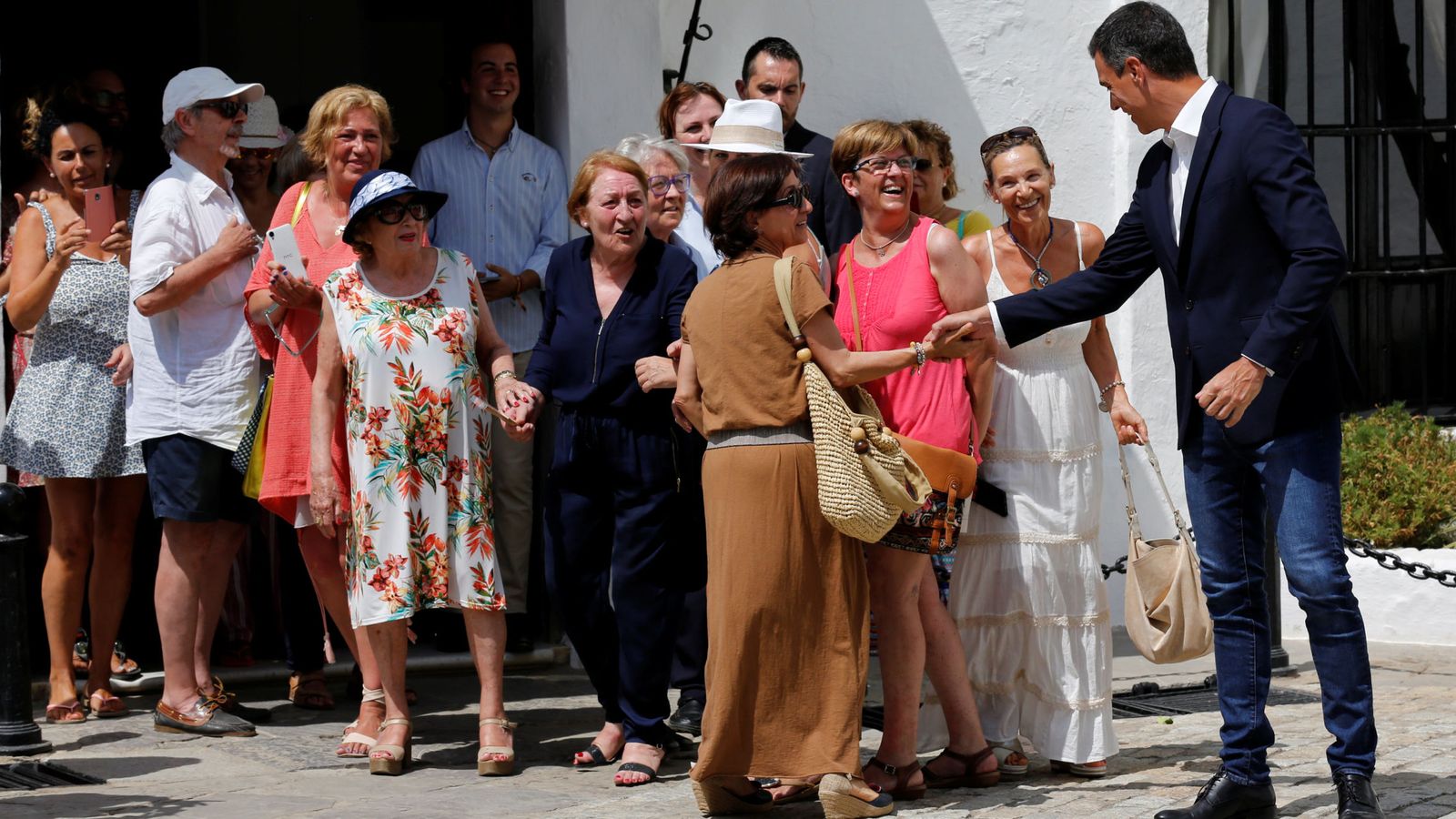 Foto: El presidente del Gobierno, Pedro Sánchez, saluda a unas vecinas de Sanlúcar de Barrameda (Cádiz). (Reuters)
