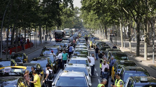 Foto de Marcha lenta de taxistas en Barcelona
