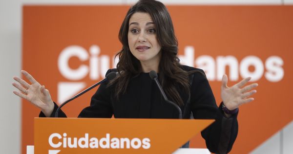 Foto: La portavoz de Ciudadanos, Inés Arrimadas, al inicio de la rueda de prensa tras la reunión de la Ejecutiva del partido. (EFE)