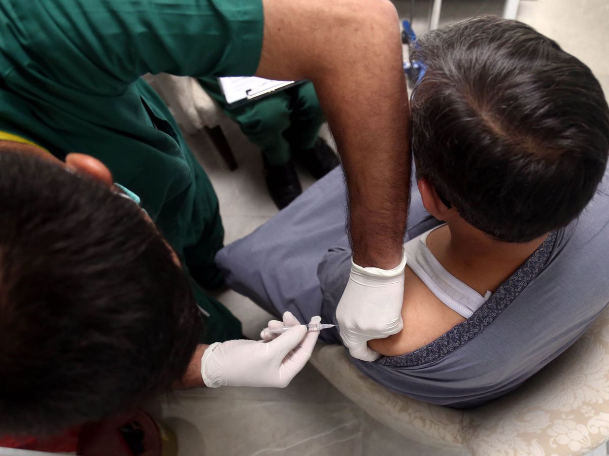 Foto: Vacunación con Sputnik V en Pakistán. (EFE)