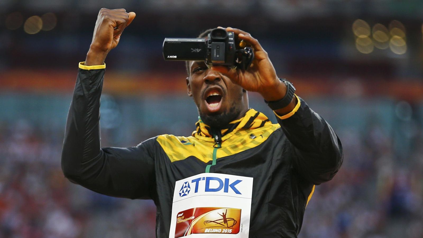 Foto: Usain Bolt graba la ceremonia de entrega de las medallas (Reuters).
