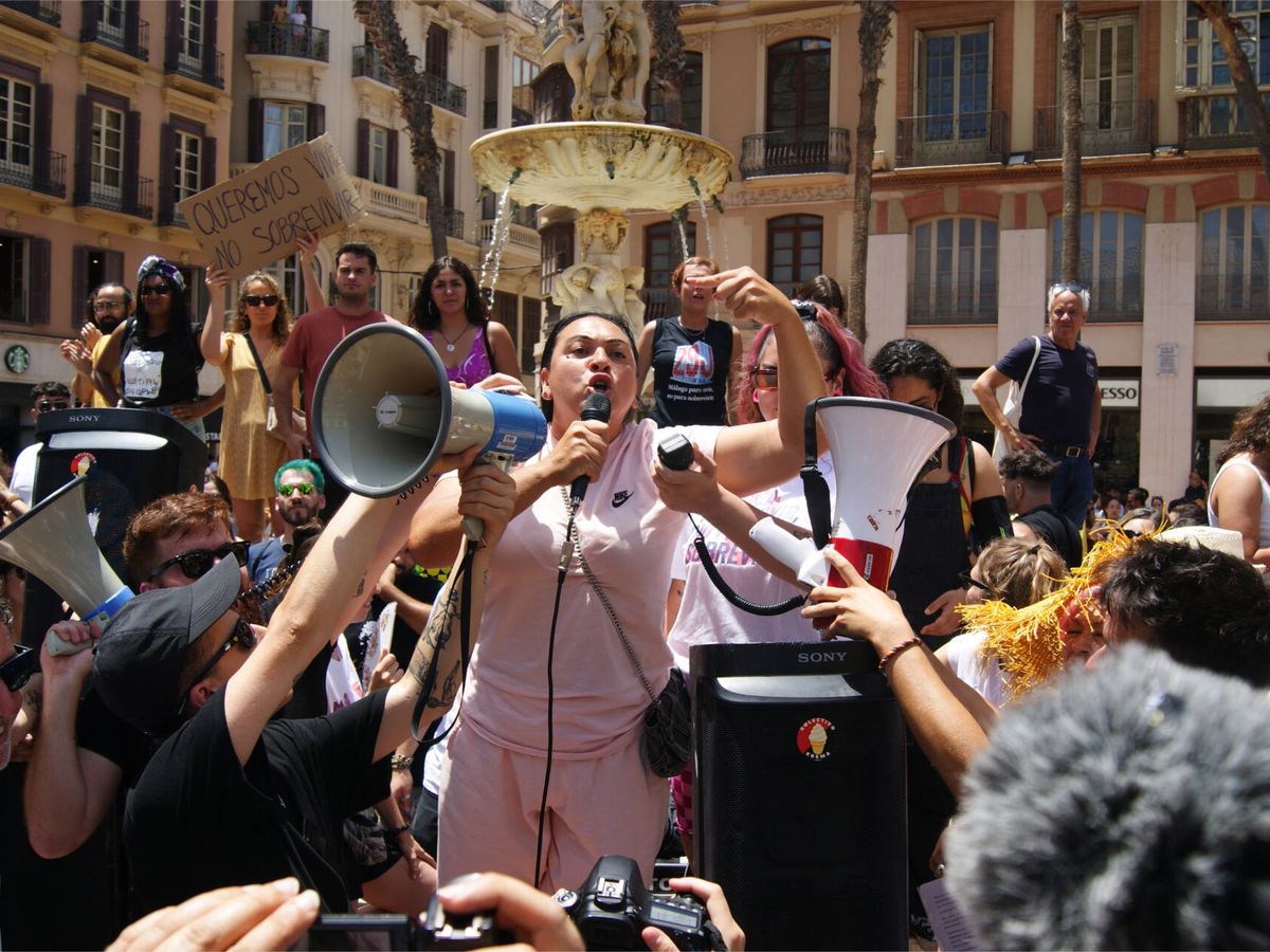 Foto: Vecinos manifestándos contra los alquileres turísticos en Málaga. (A. Somavilla)