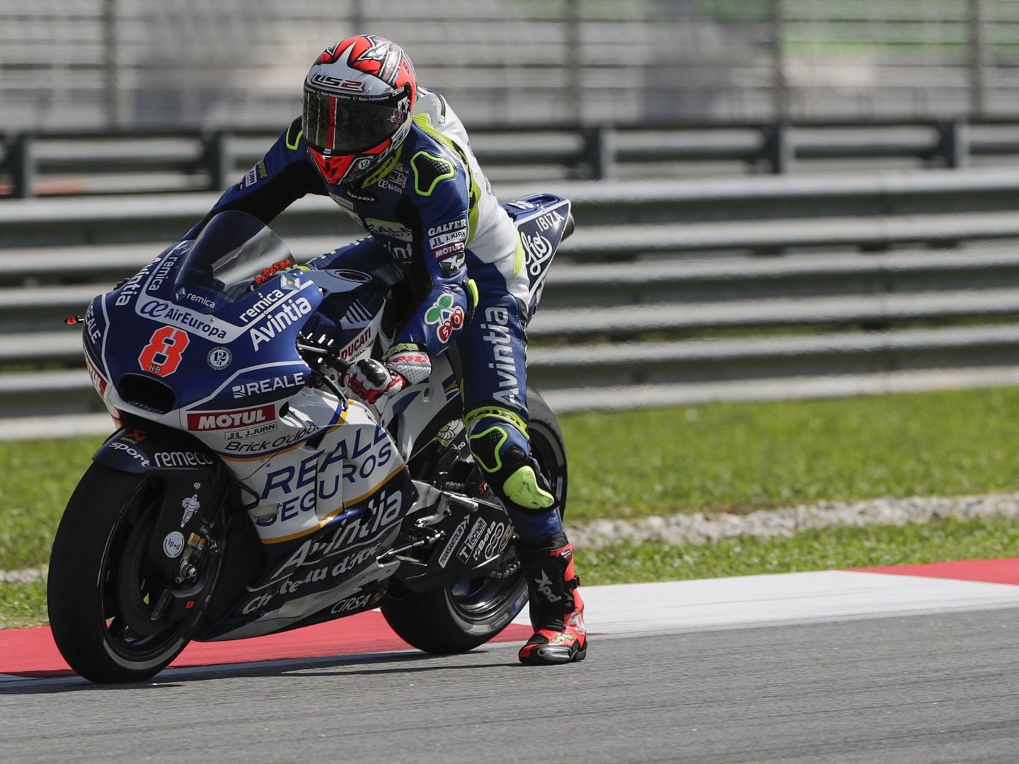 Héctor Barberá, con su Ducati en una de sus últimas temporadas en MotoGP. (EFE)