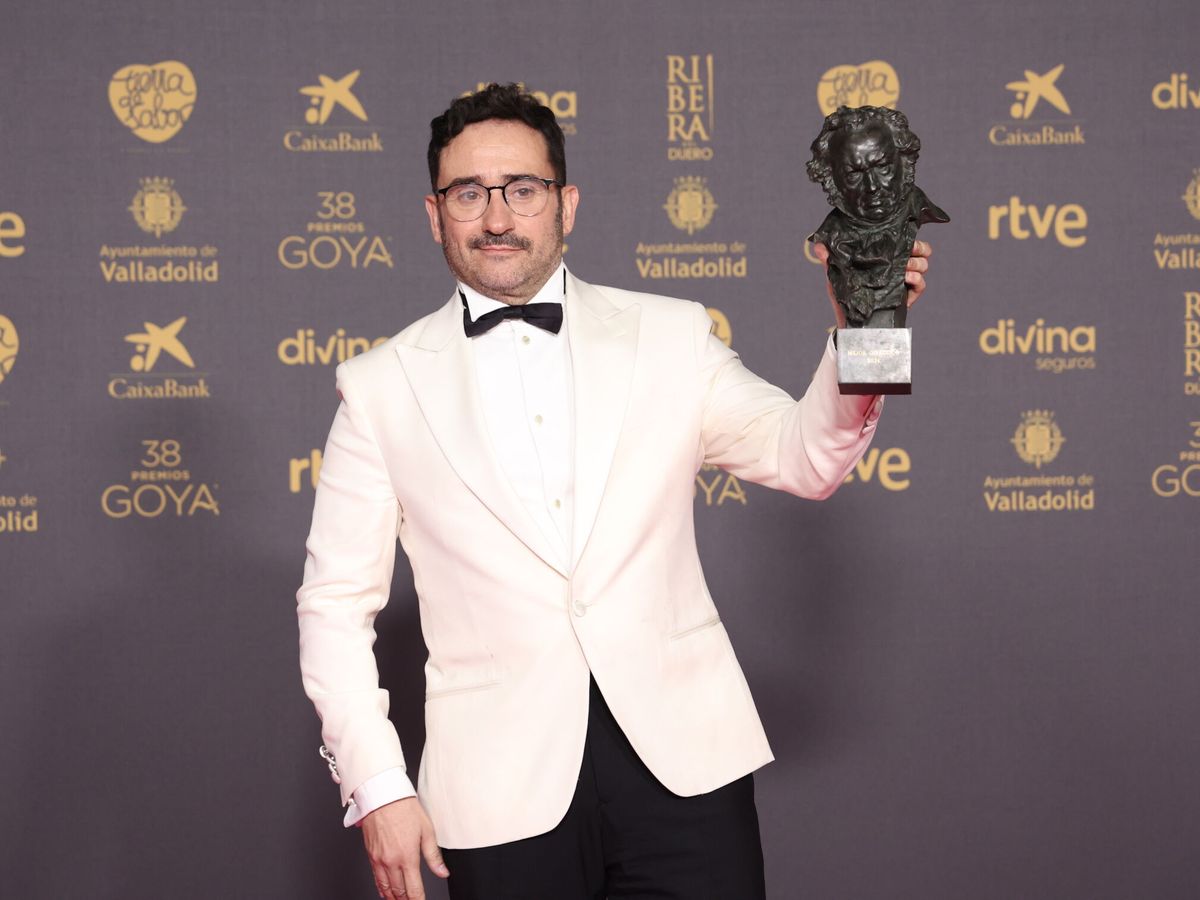 Foto: El realizador Juan Antonio Bayona posa con el premio Goya a mejor director (Raúl Terrel/Europa Press)