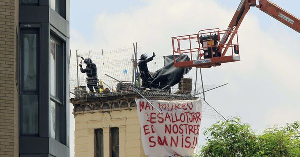 Foto: Fotografía de archivo del desalojo del centro social okupa de Can Vies en Barcelona. (Reuters)