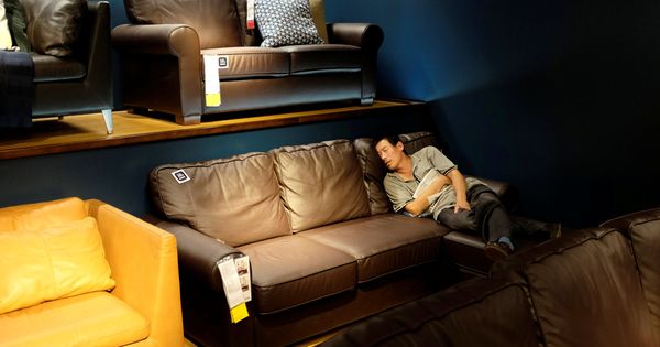 Foto: Un cliente, durmiendo en un sofá de Ikea en China (Reuters)