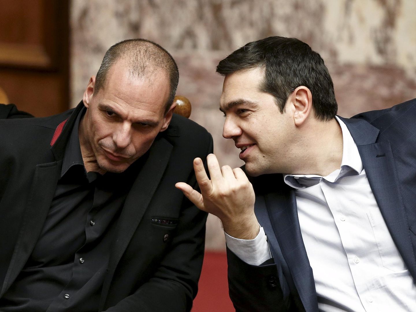 Varoufakis escucha a Tsipras en el Parlamento griego durante su etapa en el Gobierno. (Reuters)