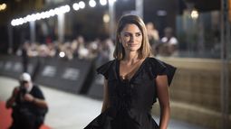 Penélope Cruz lleva el glamour de Chanel a la alfombra roja de San Sebastián: los detalles de su vestido para el estreno de 'La bola negra'