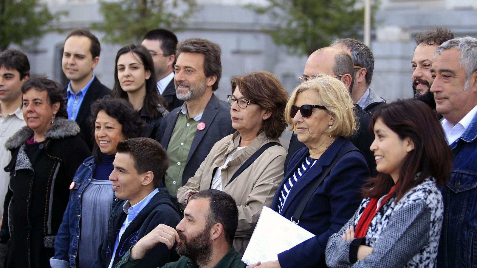 Foto: Manuela Carmena, con varios de los miembros de su futuro gobierno. (EFE)