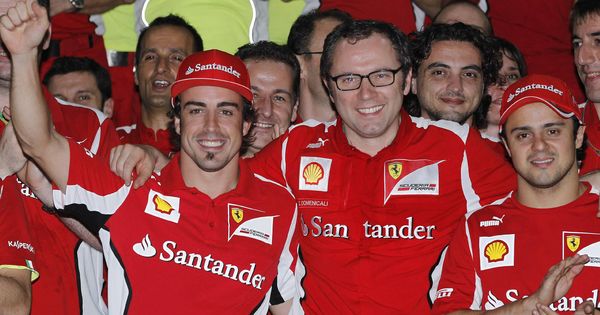 Foto: Stefano Domenicali junto a Fernando Alonso y Felipe Massa en el GP de Malasia de 2010. (EFE)