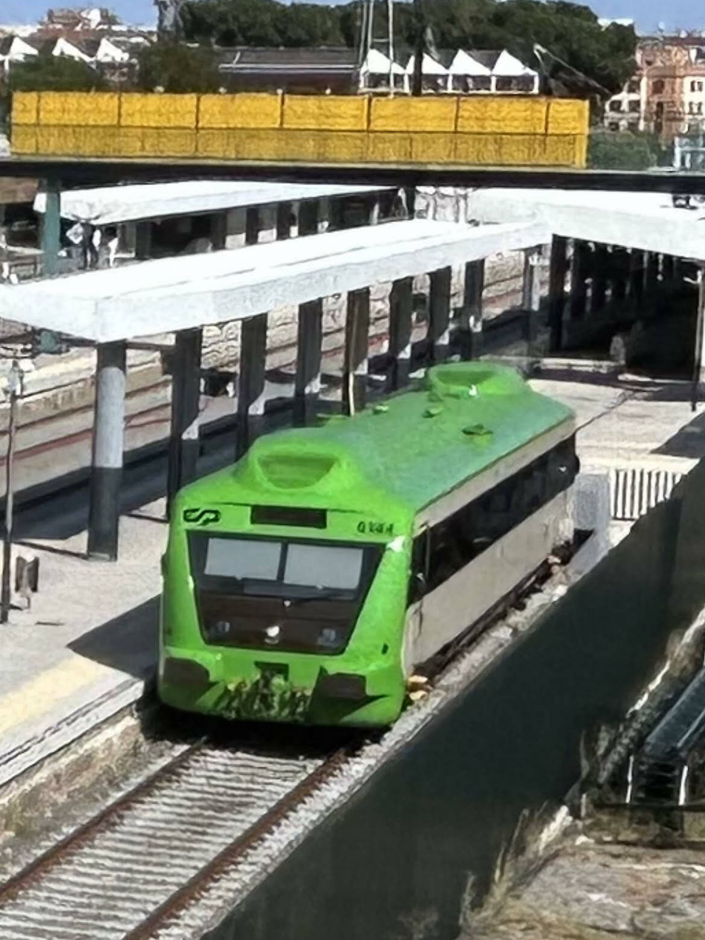 Tren Badajoz-Entrocamento a su parada por la estación. (Corredor Sudeste Ibérico/Cedida)