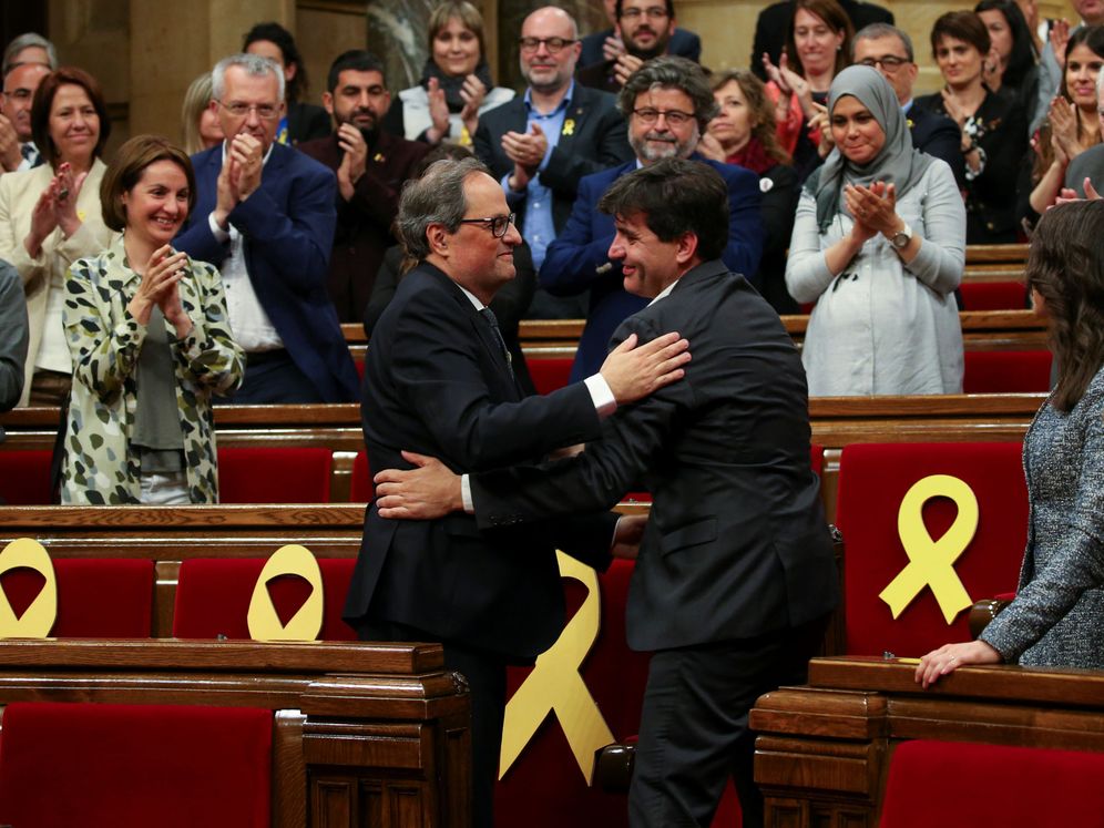 Foto: El presidente de la Generalitat, Quim Torra, y el portavoz de ERC, Sergi Sabrià, en el Parlament. (Reuters)