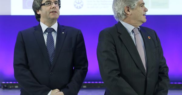 Foto: El ministro de Asuntos Exteriores y Cooperación, Alfonso Dastis Quecedo (d), y el presidente de la Generalitat, Carles Puigdemont, durante la inauguración del foro euromediterráneo el pasado enero. (EFE)