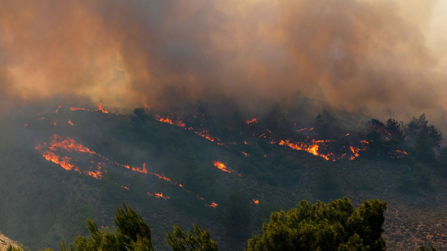 Uno de los incendios que asolan la isla de Rodas, Grecia. (EFE/L. Damianidis)