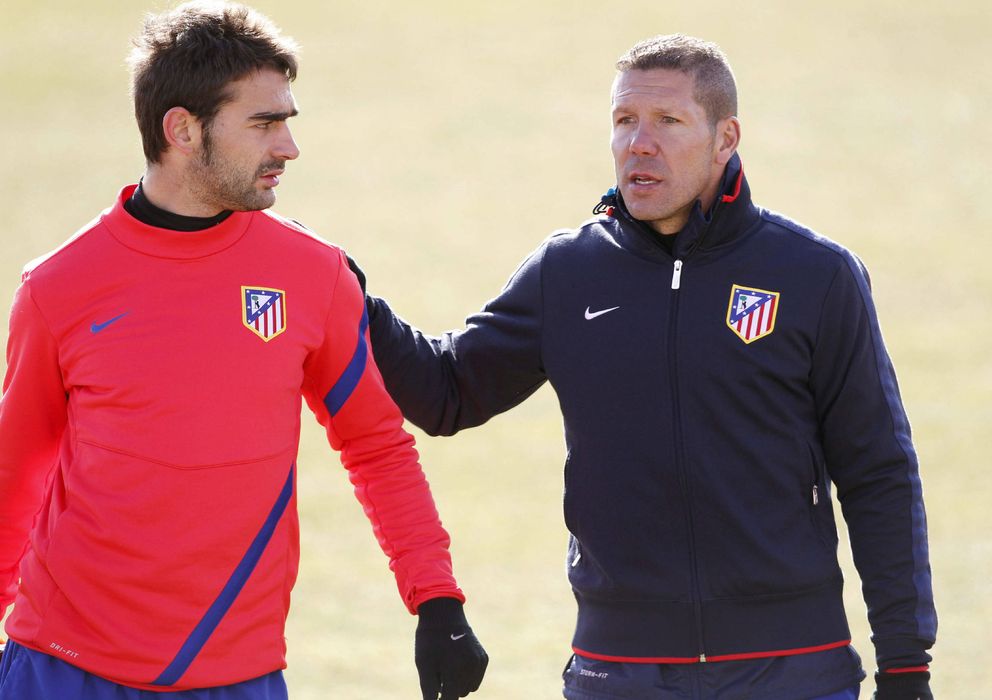 Foto: Adrián junto a Simeone en un entrenamiento del Atlético de Madrid (Efe).