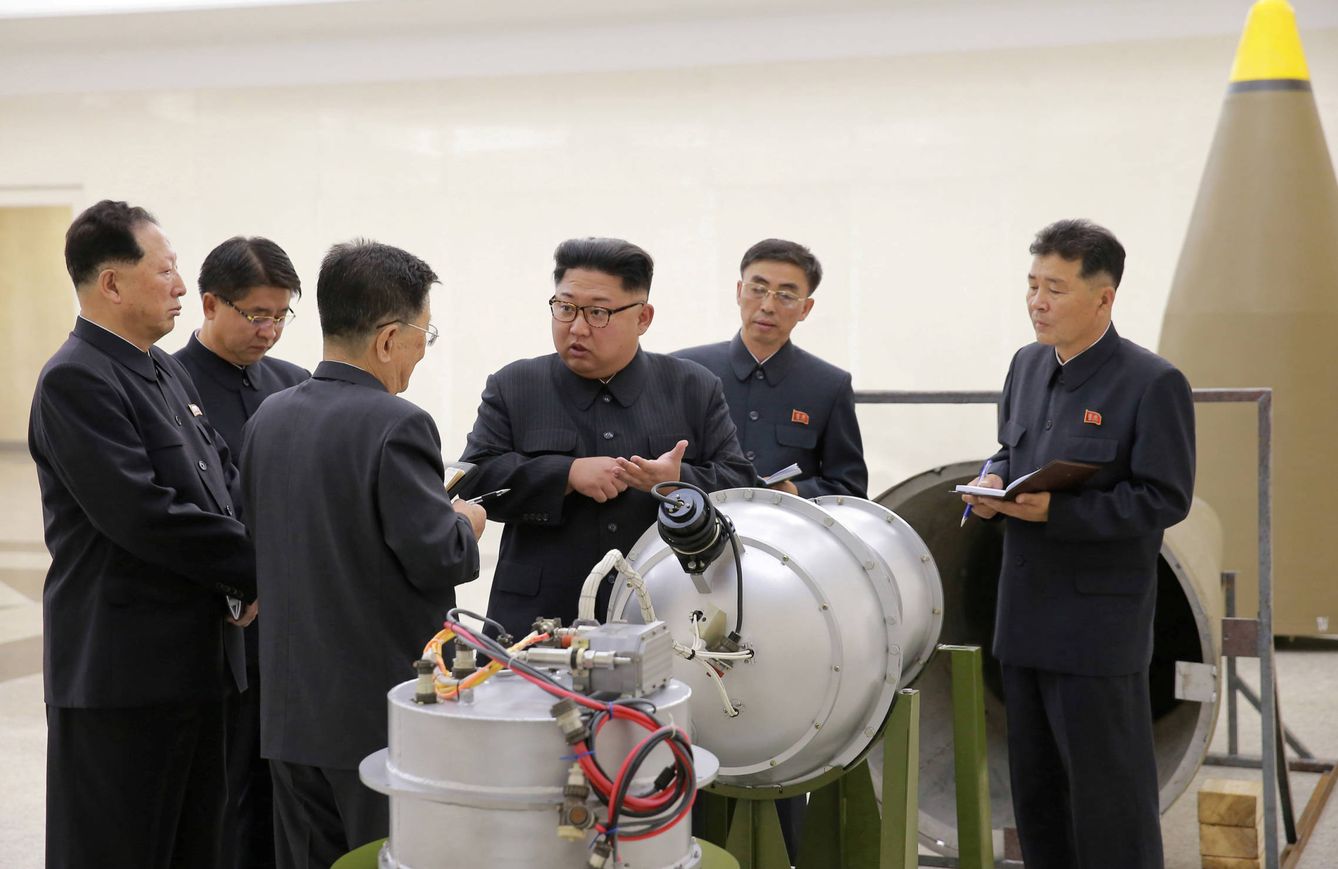 Kim Jong-Un junto a los responsables del programa nuclear norcoreano, en una imagen distribuida por la Agencia de Noticias de Corea del Norte. (Reuters) 