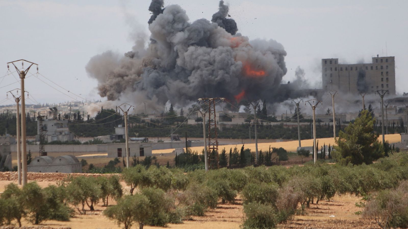 Foto: Bombardeo de la coalición internacional contra posiciones del Estado Islámico en Manbij, en la provincia siria de Alepo, el 16 de junio de 2016. (Reuters)
