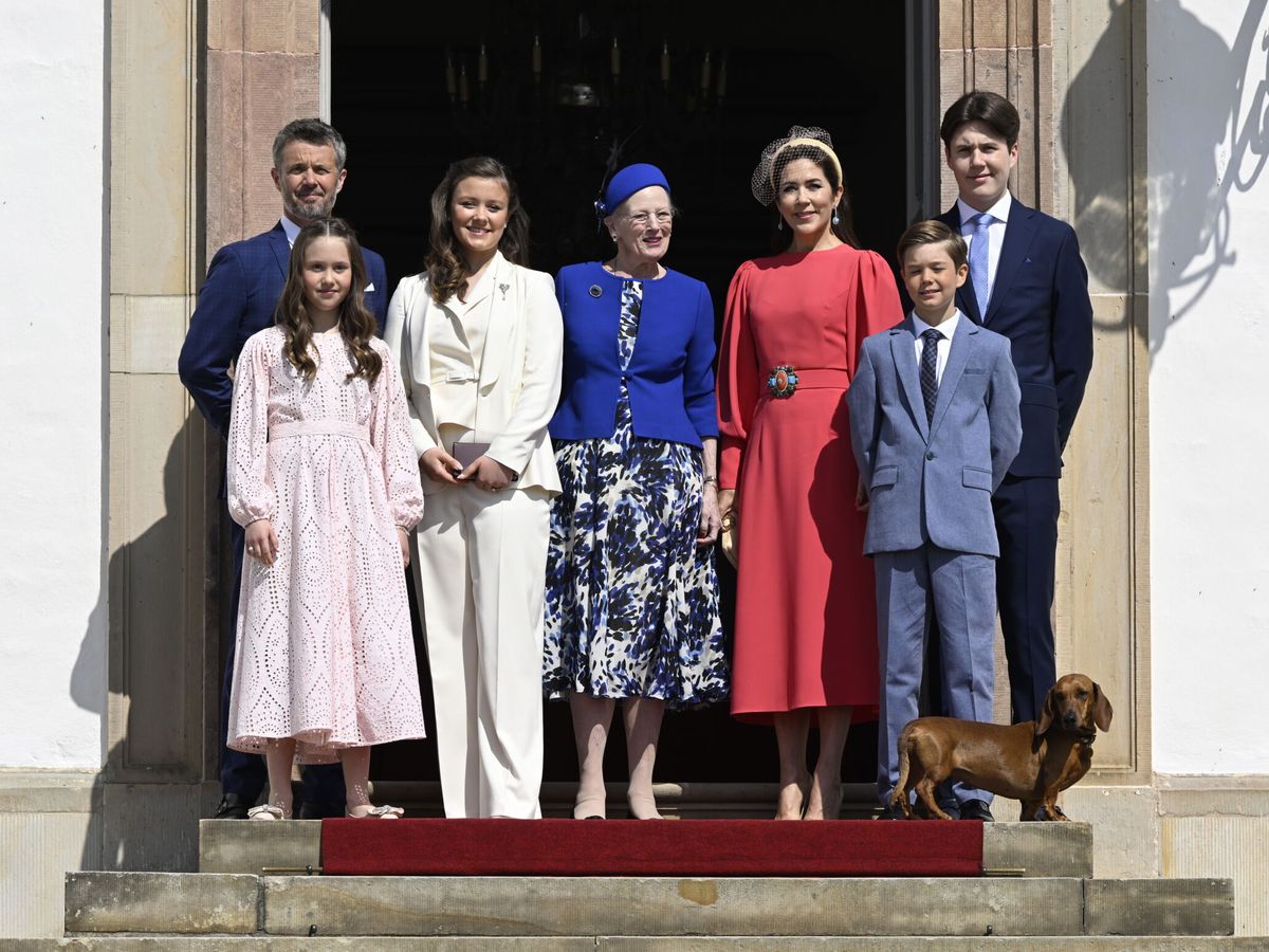 Foto: Isabella de Dinamarca posa con su familia en el día de su confirmación. (EFE/Philip Davali)