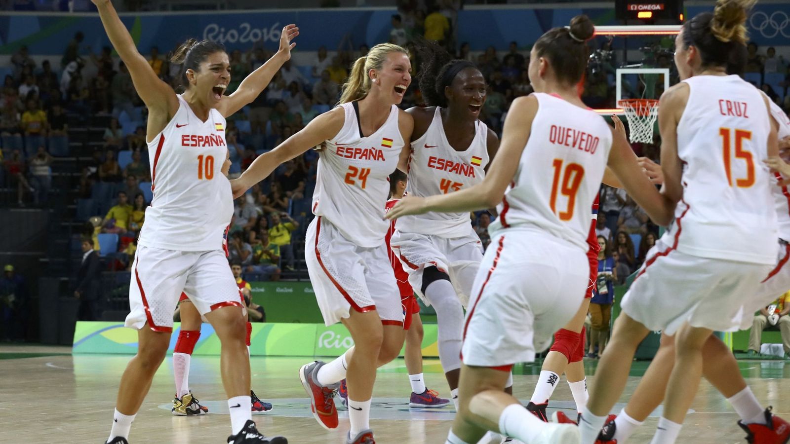 Foto: Las jugadoras de España celebran el pase a la final (Jim Young/Reuters).