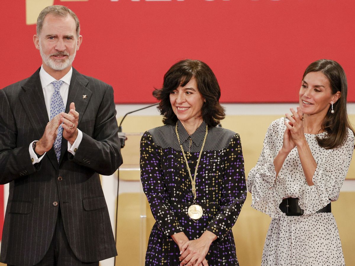 Foto: Los reyes con Montserrat Calleja, Premio Jaume I de Nuevas Tecnologías. (EFE)