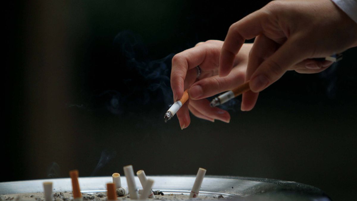 Por qué los fumadores bajan al 17% en Reino Unido pero suben al 34% en España