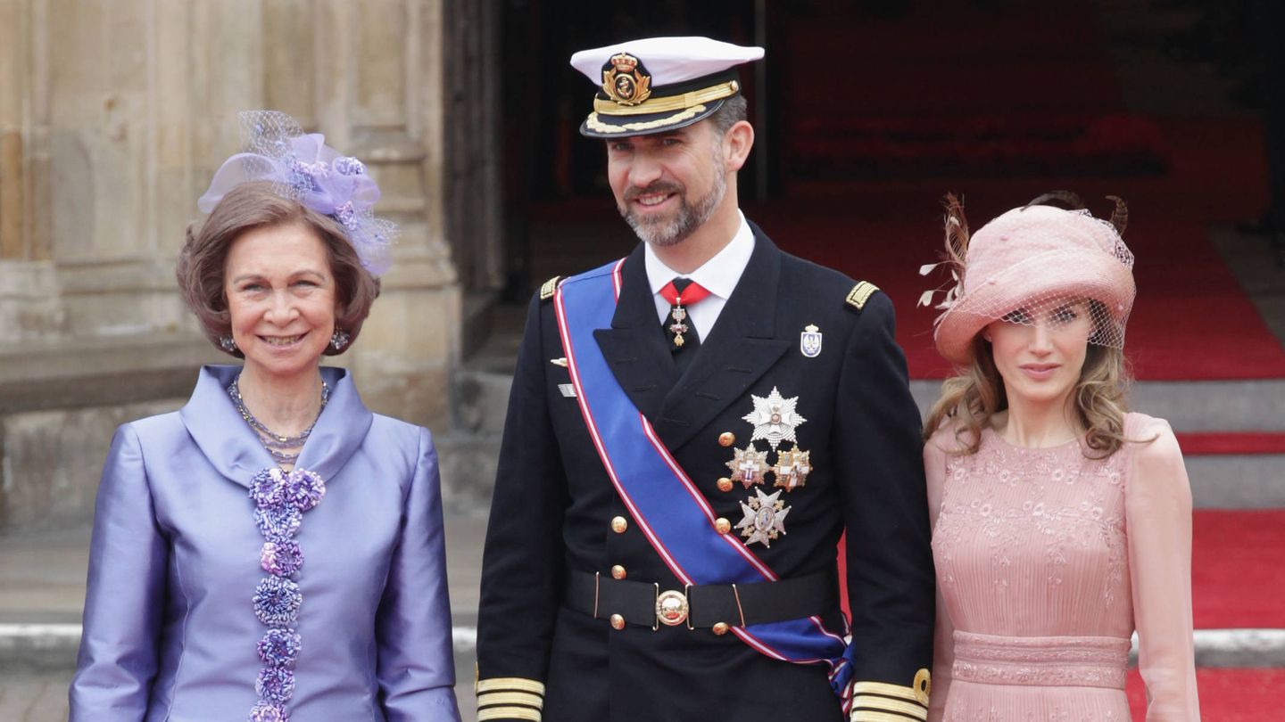 La reina Sofía, con Felipe y Letizia, en la boda de Guillermo y Kate. (Getty)