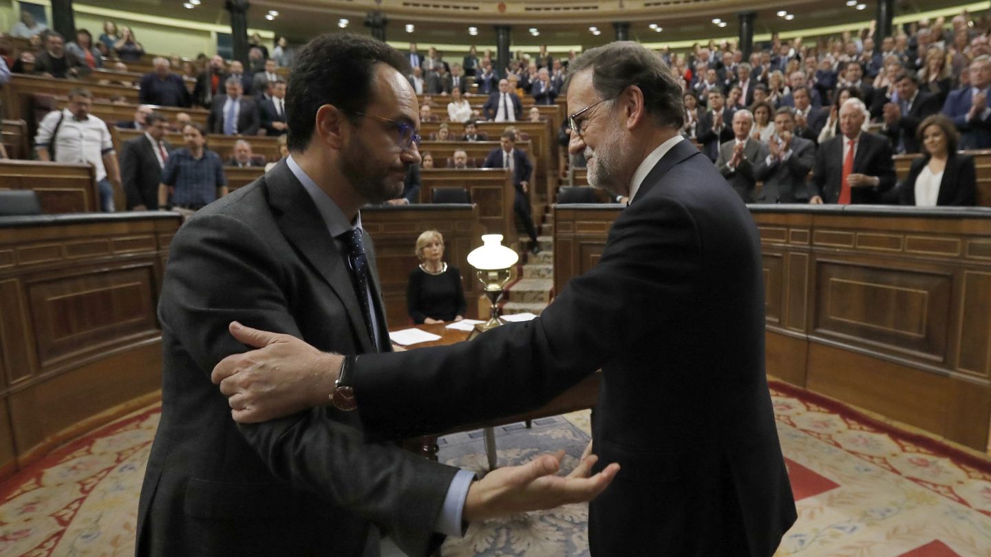 Mariano Rajoy felicitado por Antonio Hernando (PSOE) tras ser investido presidente (EFE)