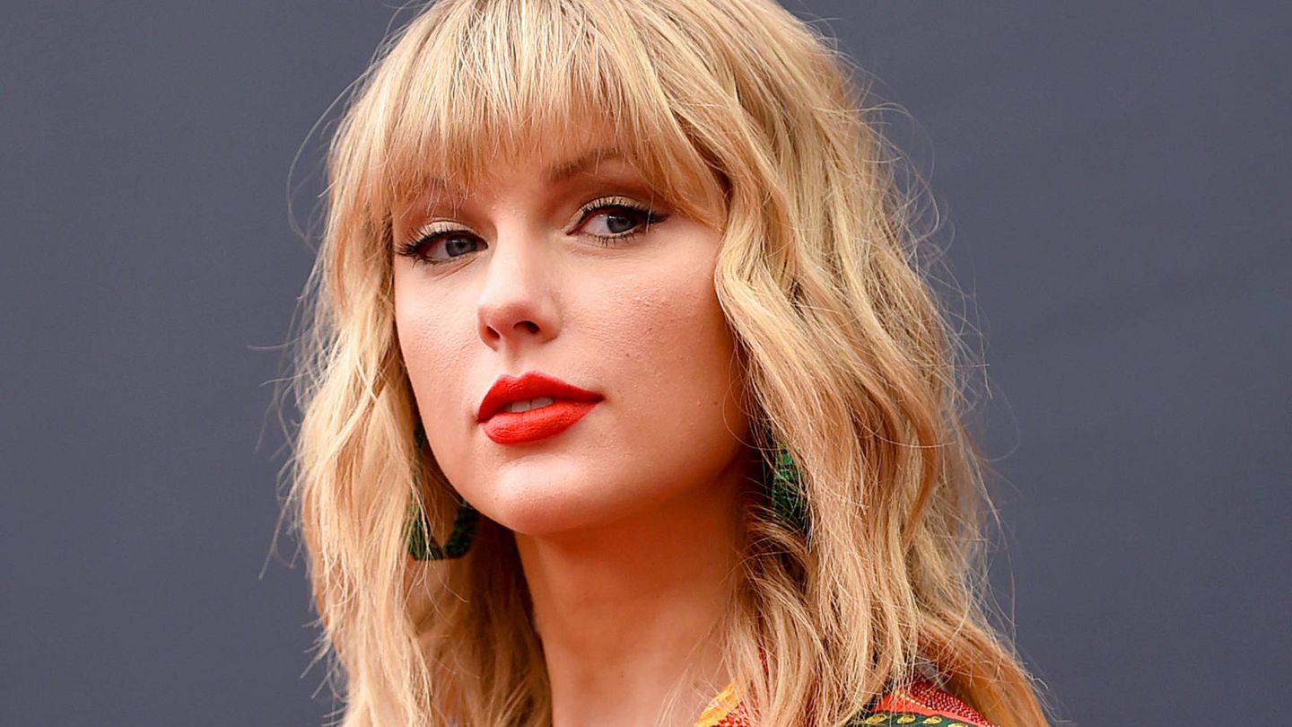 Taylor Swift ha incluido los labiales neón en su nueva estética color pop. (Getty)