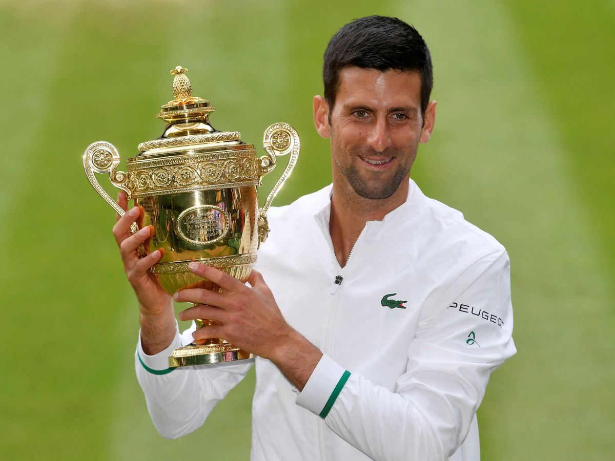Foto: Djokovic, tras ganar Wimbledon en 2021. (REUTERS/Toby Melville)
