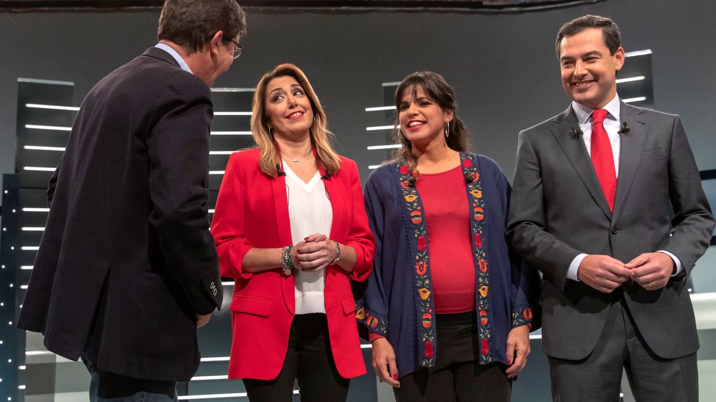 Susana Díaz y Teresa Rodríguez al inicio del debate electoral en RTVE. (EFE)