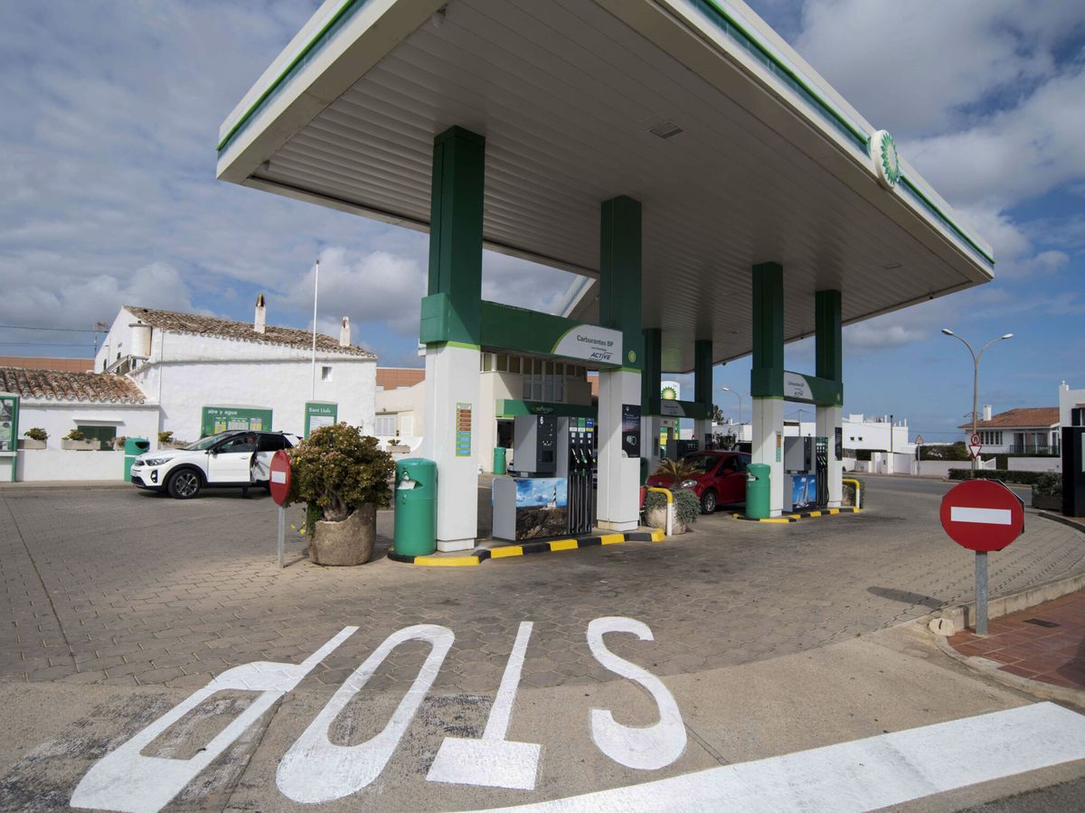 Foto: Una gasolinera sevillana pide 'perdón' por los insostenibles precios del combustible (EFE/David Arquimbau)