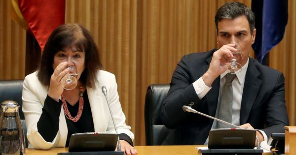 Foto: La presidenta del PSOE, Cristina Narbona, y el presidente del Gobierno, Pedro Sánchez. (EFE)