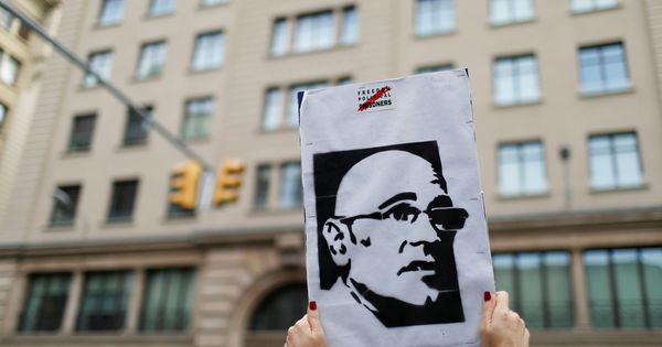 Foto: Un cartel de Romeva durante una protesta después de conocer la sentencia del 'procés' (Reuters)