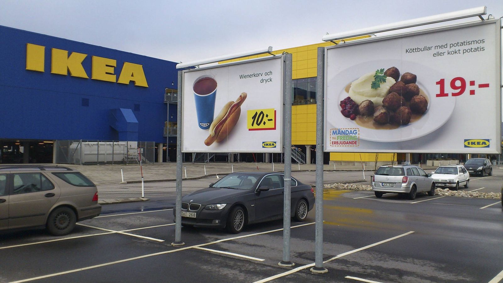 Foto: Un cartel publicita el plato de albóndigas ofrecido por Ikea. (EFE)