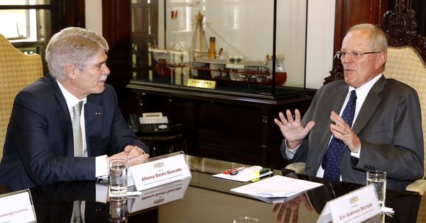 Foto: El ministro español de Asuntos Exteriores, Alfonso Dastis (i), y el presidente de Perú, Pedro Pablo Kuczynski. (EFE)