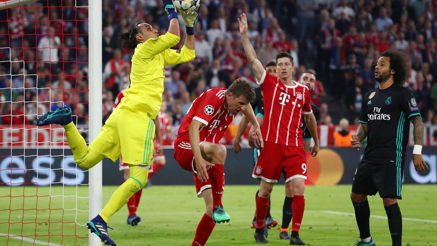 Keylor Navas salta para blocar un balón ante el Bayern de Múnich (Efe)