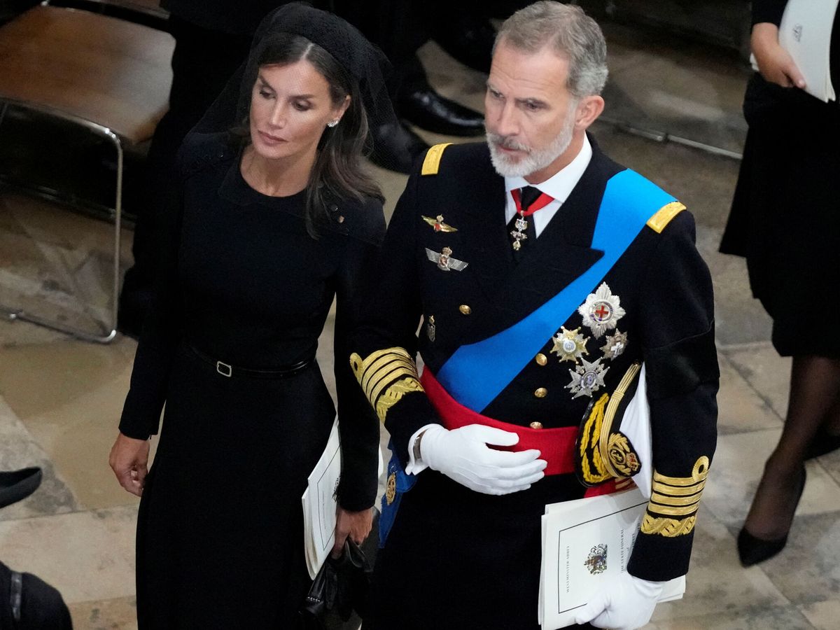 Foto: Los Reyes de España, en el funeral de Isabel II. (Reuters/Frank Augstein)
