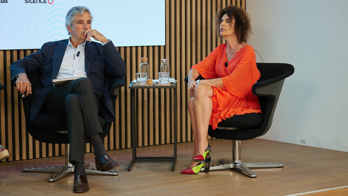 Cristina Mateo (IE University) e Iván Maura (Silence), durante el encuentro.