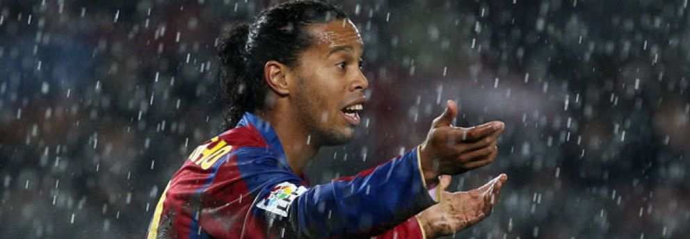 Foto: Ronaldinho no entrenó en grupo... por un golpe en el ojo