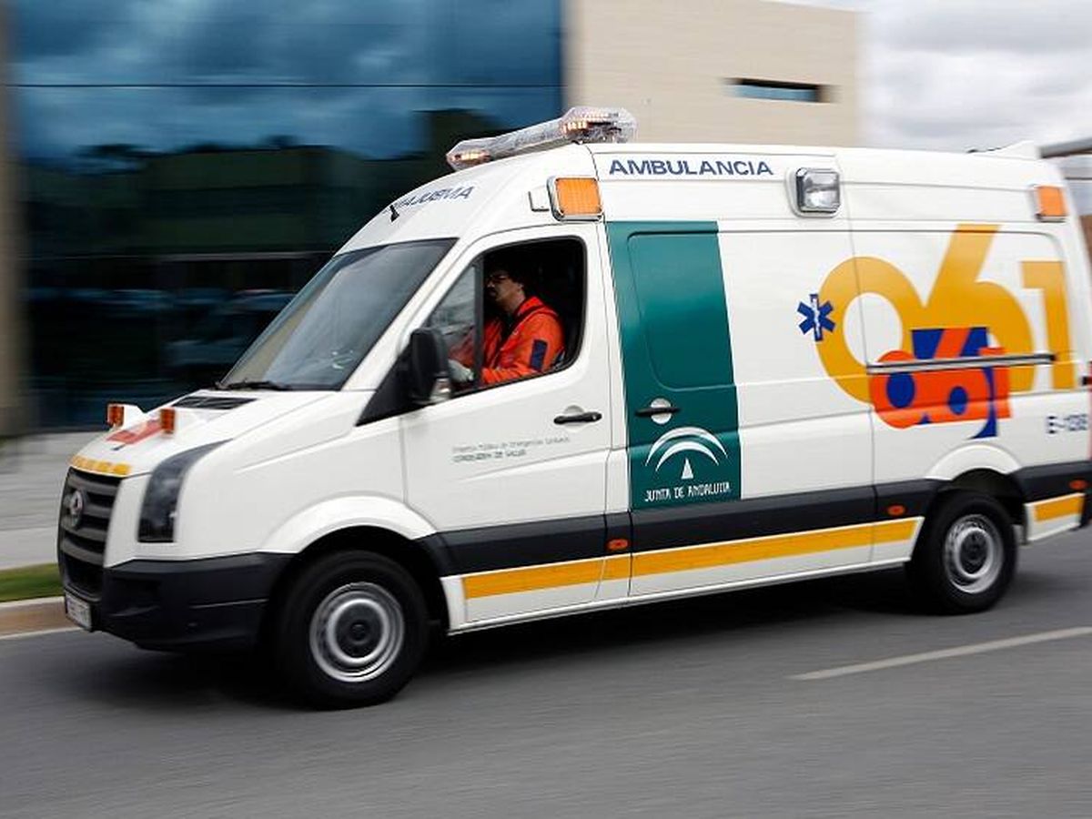 Foto: Imagen de archivo de una ambulancia del EPES. (EPES/Jesús Domínguez/Junta de Andalucía)