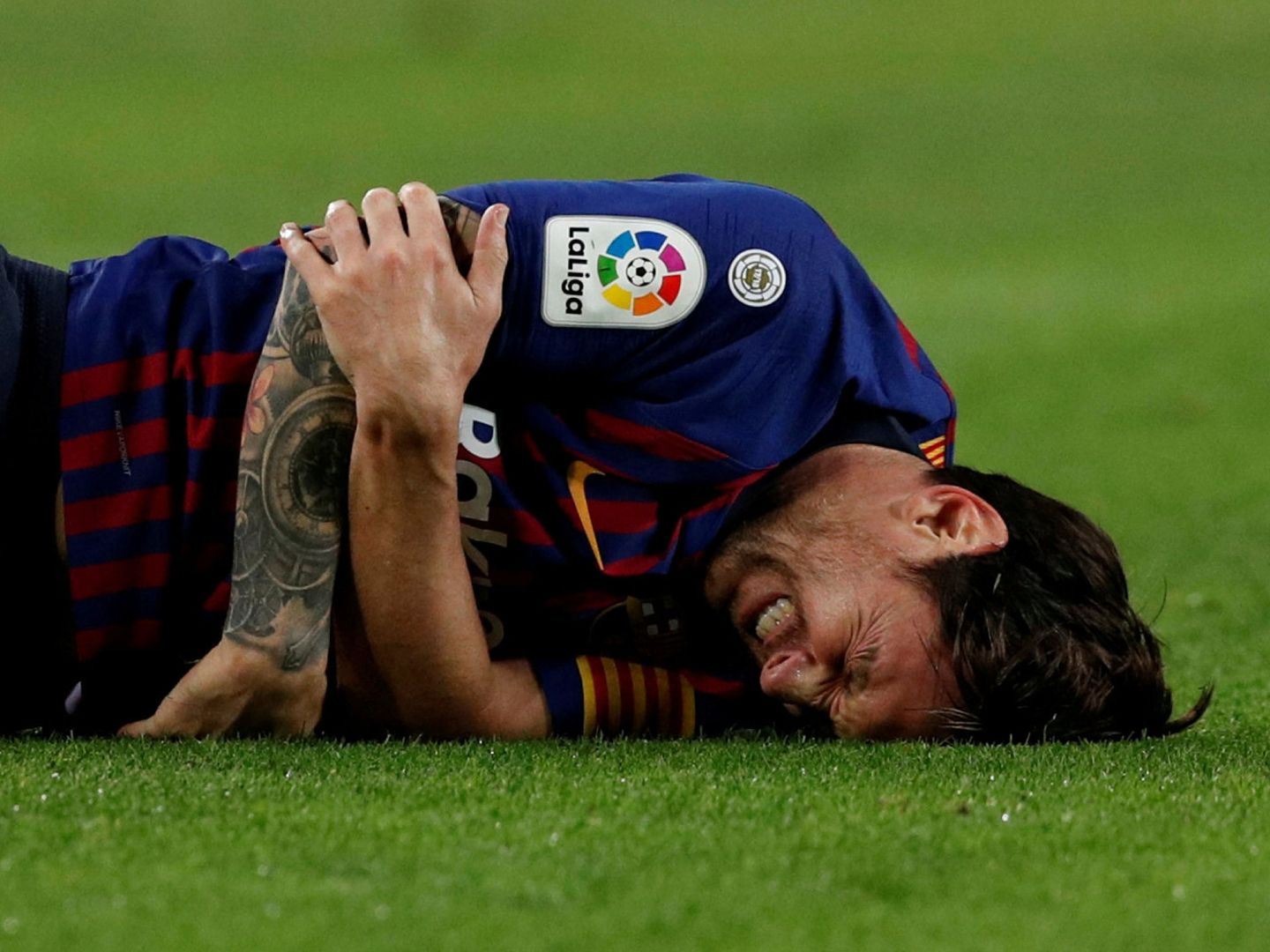 Messi cae lesionado en su partido de liga con el Sevilla. (EFE)