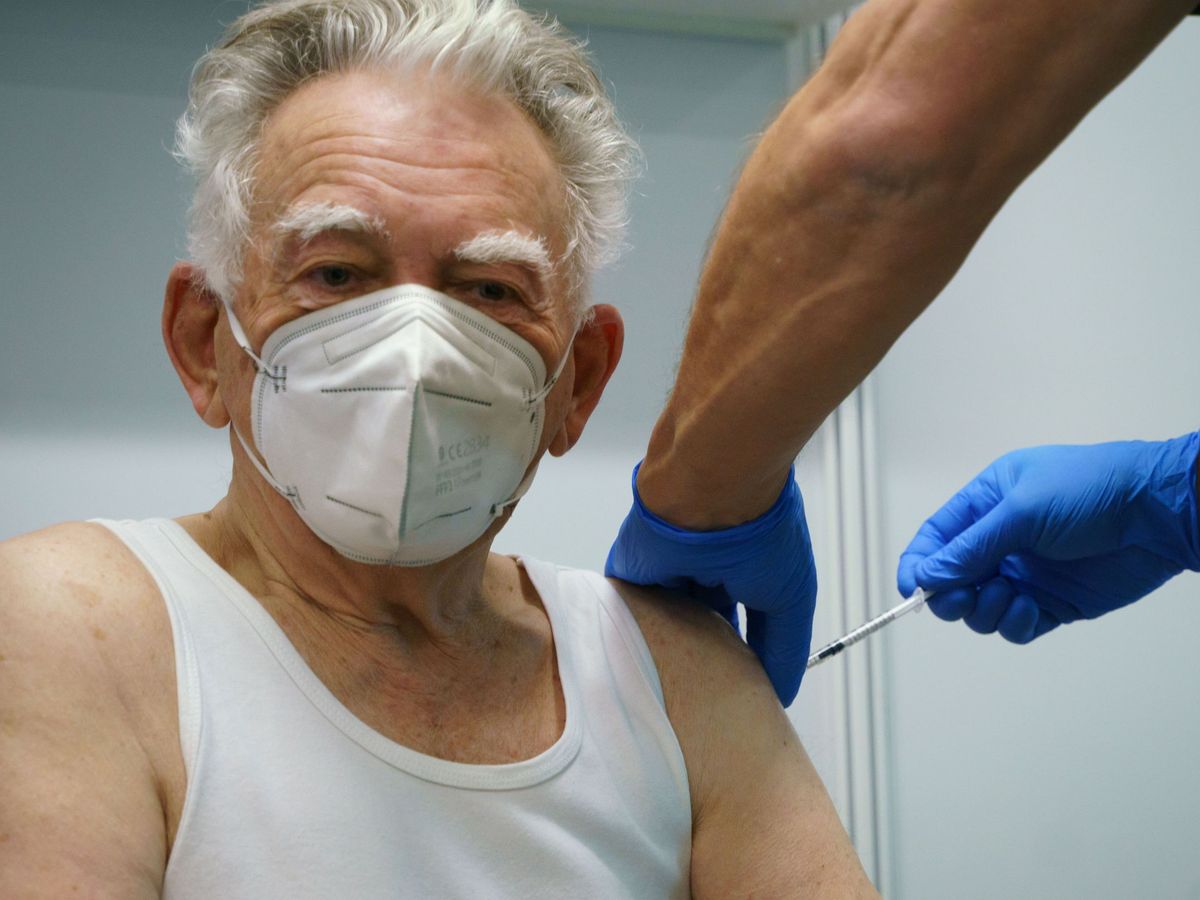 Foto: Un sanitario vacuna a un anciano. (Reuters)